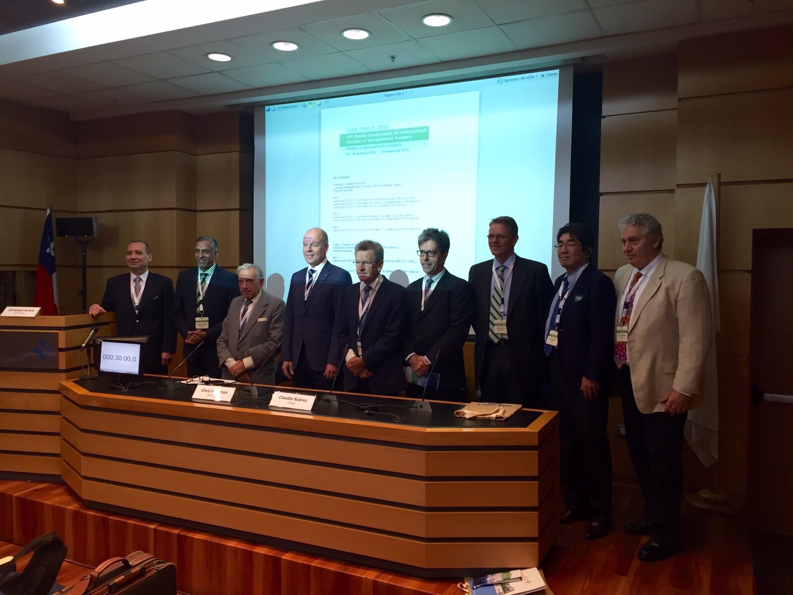 2015年に開催された第11回国際交感神経外科シンポジウム 11th International Symposium on Sympathrtic Surgery (11th ISSS), Santiago, Chile, 2015  2年ごとに開催される多汗症治療に関する国際学会です．各国から専門医が集まり，現時点での最も進んだ治療法と治療成績が発表されます．2003年はドイツ，2005年はオーストリア，2007年はブラジル，2009年は米国，2011年はデンマーク，2013年はオーストラリアで開催されました．私も2003年から6回連続して論文を発表し，今回は南米チリで開催された第11回のシンポジウムでは低位交感神経遮断（T4-ETS）の効果に関して招待講演を行いました．また腋窩多汗症セッションの座長を務めました．